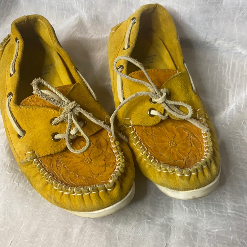 Women’s shoe mustard leather too, upper & linings balance man made materials.
